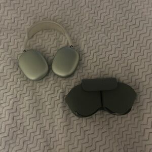 AirPods Max + case in sage green🍵